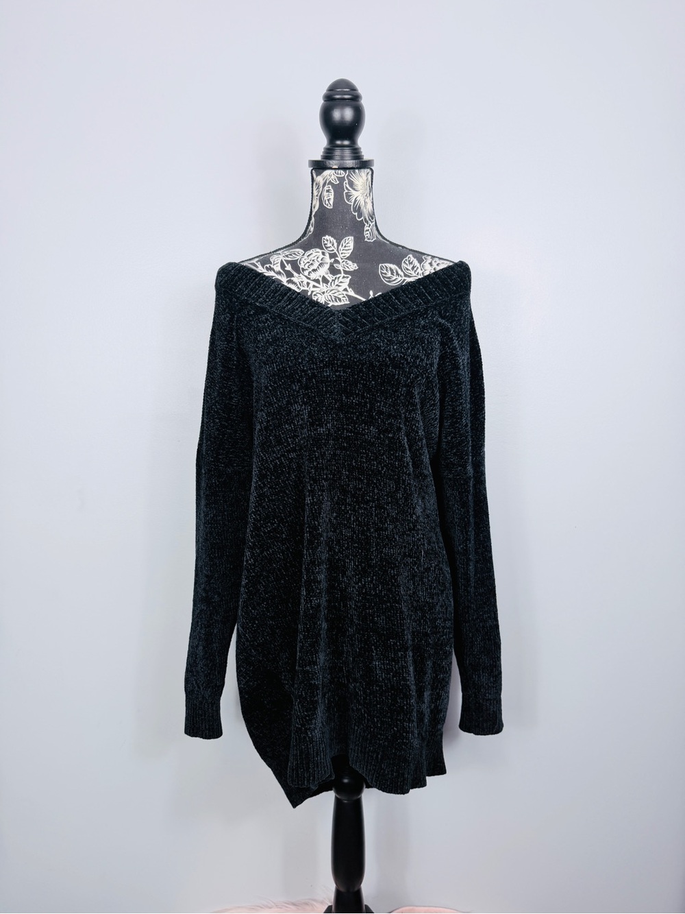 Express black oversized v neck long sleeve chenille sweater dress size large